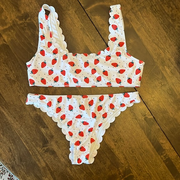 Strawberry print bikini with scallops size Medium - Picture 1 of 7